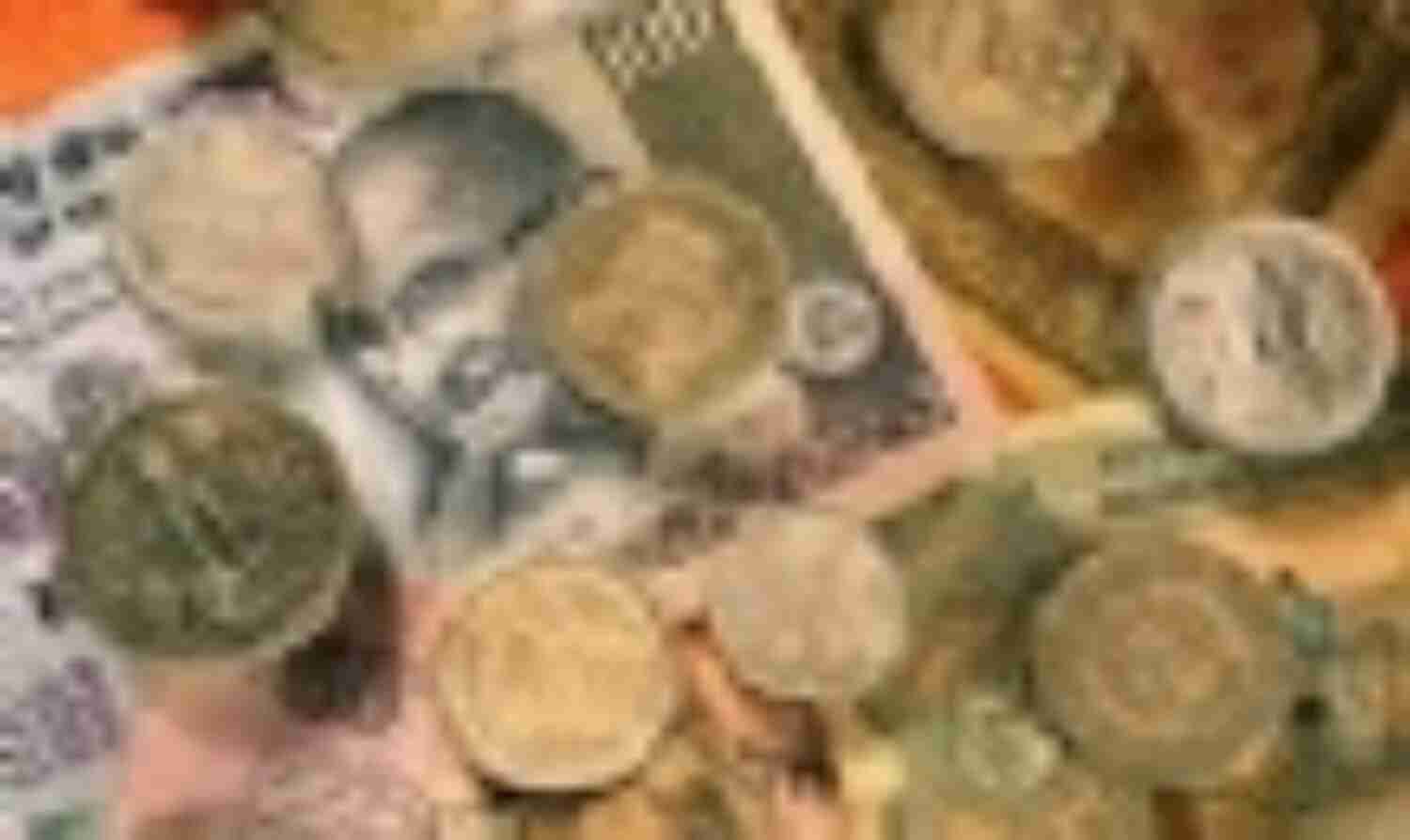 रुपये में रिकॉर्ड गिरावट, डॉलर के मुकाबले 62 के स्तर पर पहुंचा