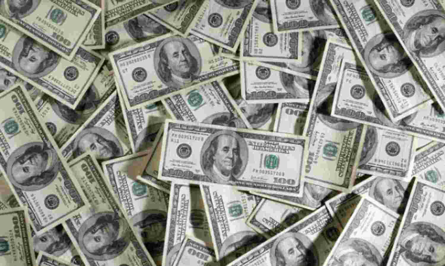 रुपया डॉलर के मुकाबले 10 पैसे गिरा