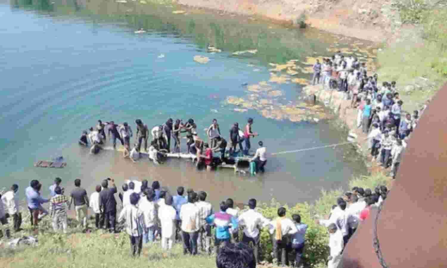 रतलाम में टायर फटने के बाद बस खदान में गिरी, 17 की मौत रतलाम में टायर फटने के बाद बस खदान में गिरी, 17 की मौत