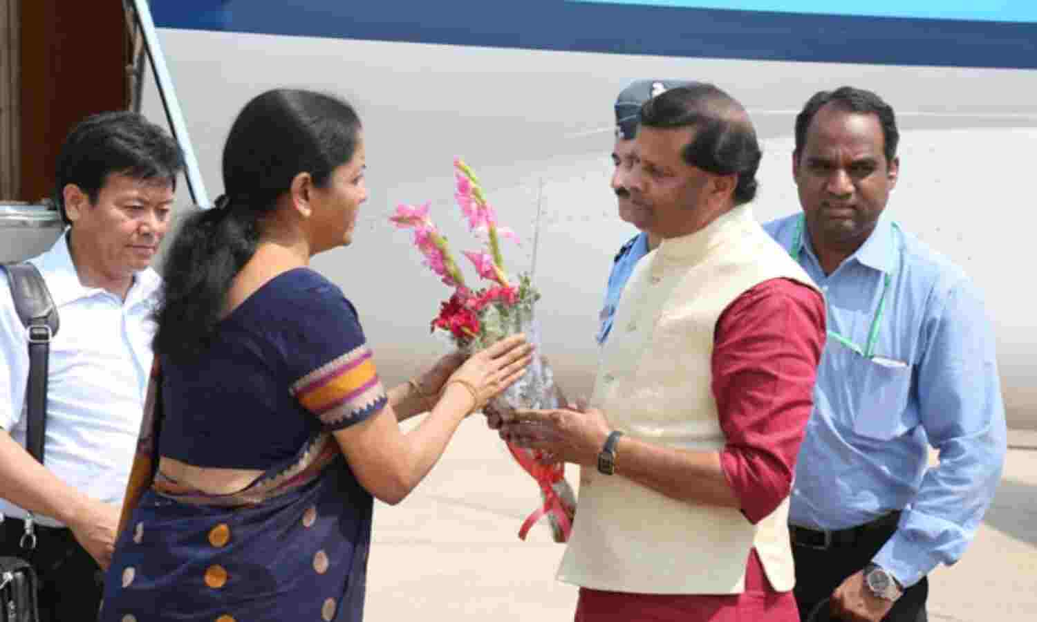 रक्षामंत्री निर्मला सीतारमण ग्वालियर आईं, पवैया ने कि अगवानी रक्षामंत्री निर्मला सीतारमण ग्वालियर आईं, पवैया ने कि अगवानी