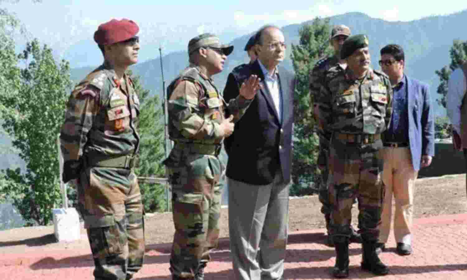रक्षा मंत्री ने किया एलओसी की फॉरवर्ड पोस्ट का दौरा