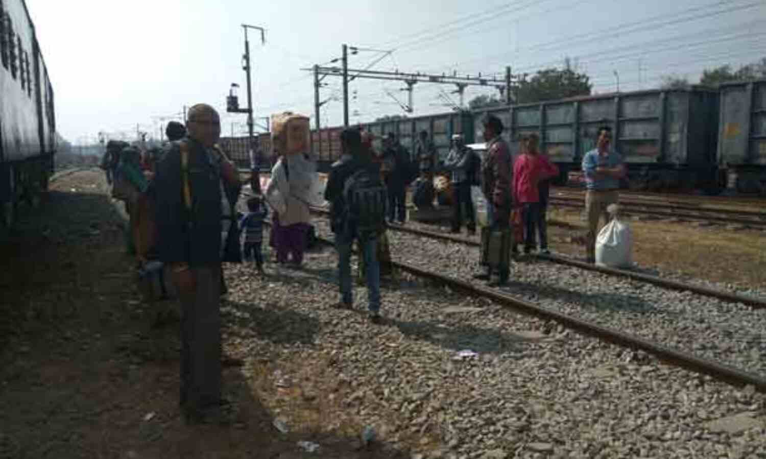 यार्ड बना प्लेटफॉर्म, जान जोखिम में डाल रहे यात्री