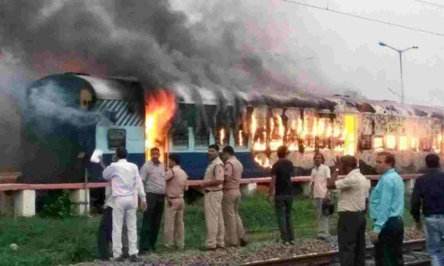 यार्ड में खड़ी सुशासन की सामान्य बोगी धू-धू कर जली