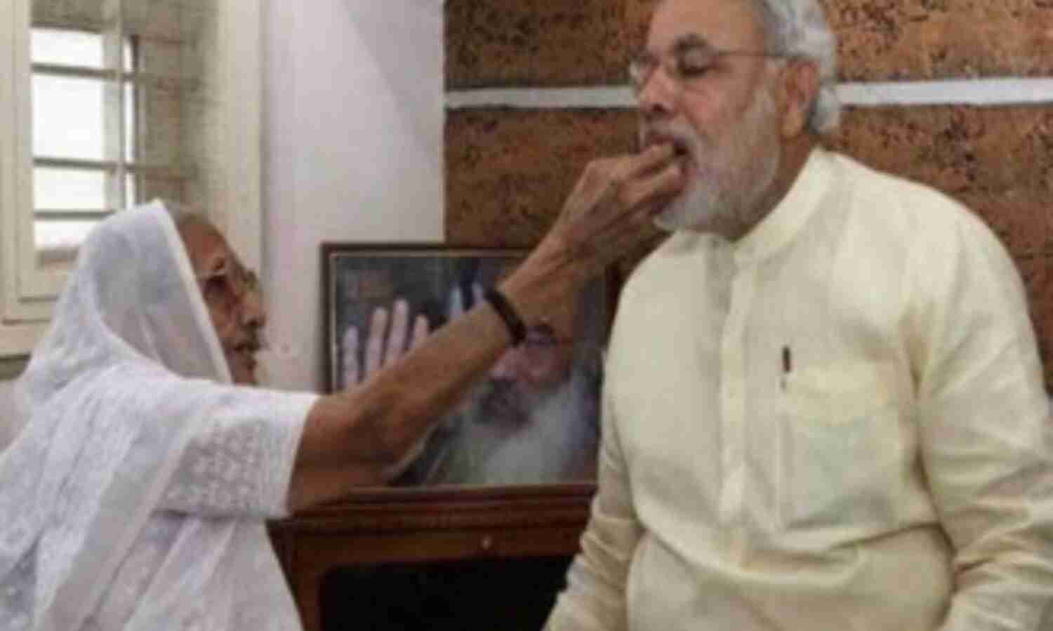 योग छोड़ अपनी मां से मिलने पहुंचे मोदी योग छोड़ अपनी मां से मिलने पहुंचे मोदी