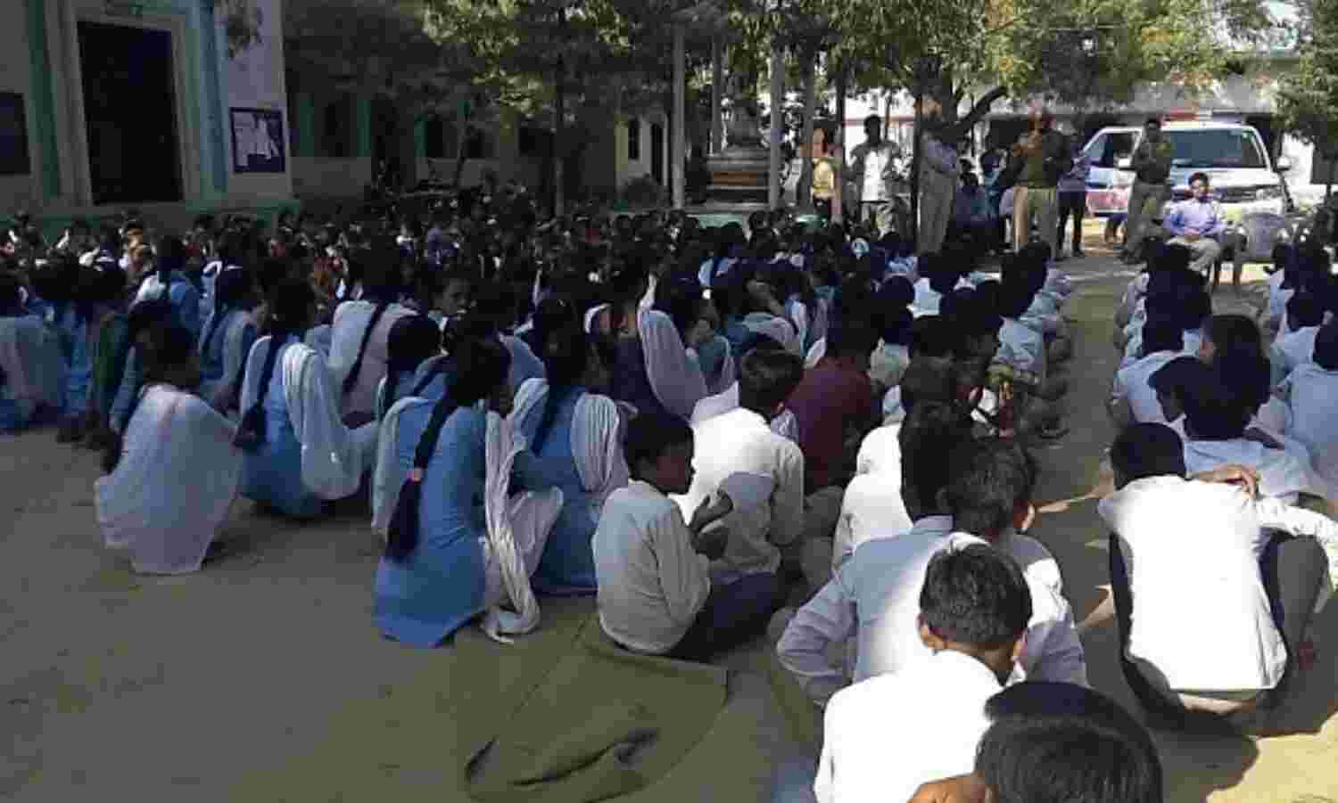 यातायात के नियमो के पालन से बचा सकते हैं खुद व् दूसरो की जिंदगी-थाना प्रभारी