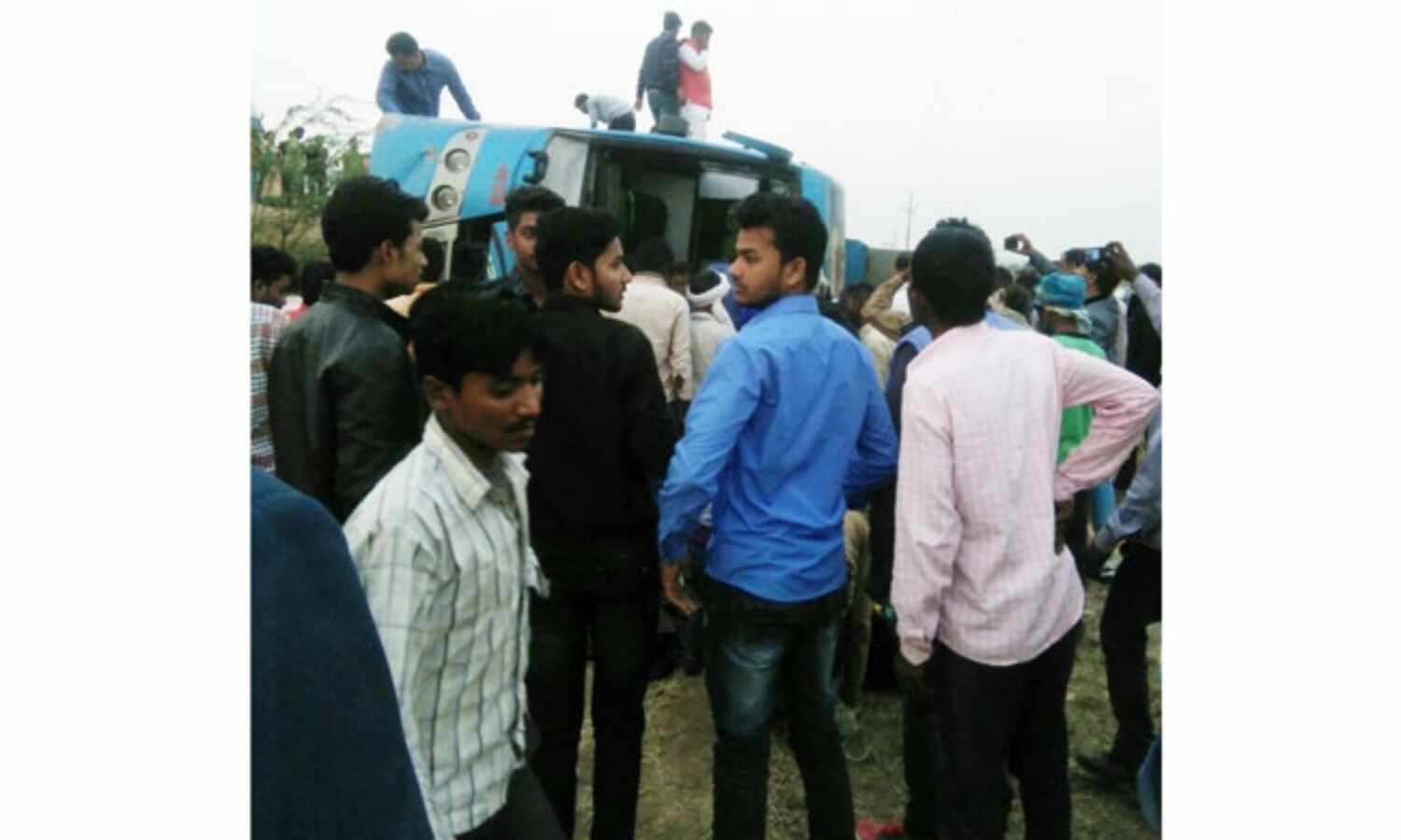 यात्रियों से भरी बस पलटी, चालक की मौत, कई घायल