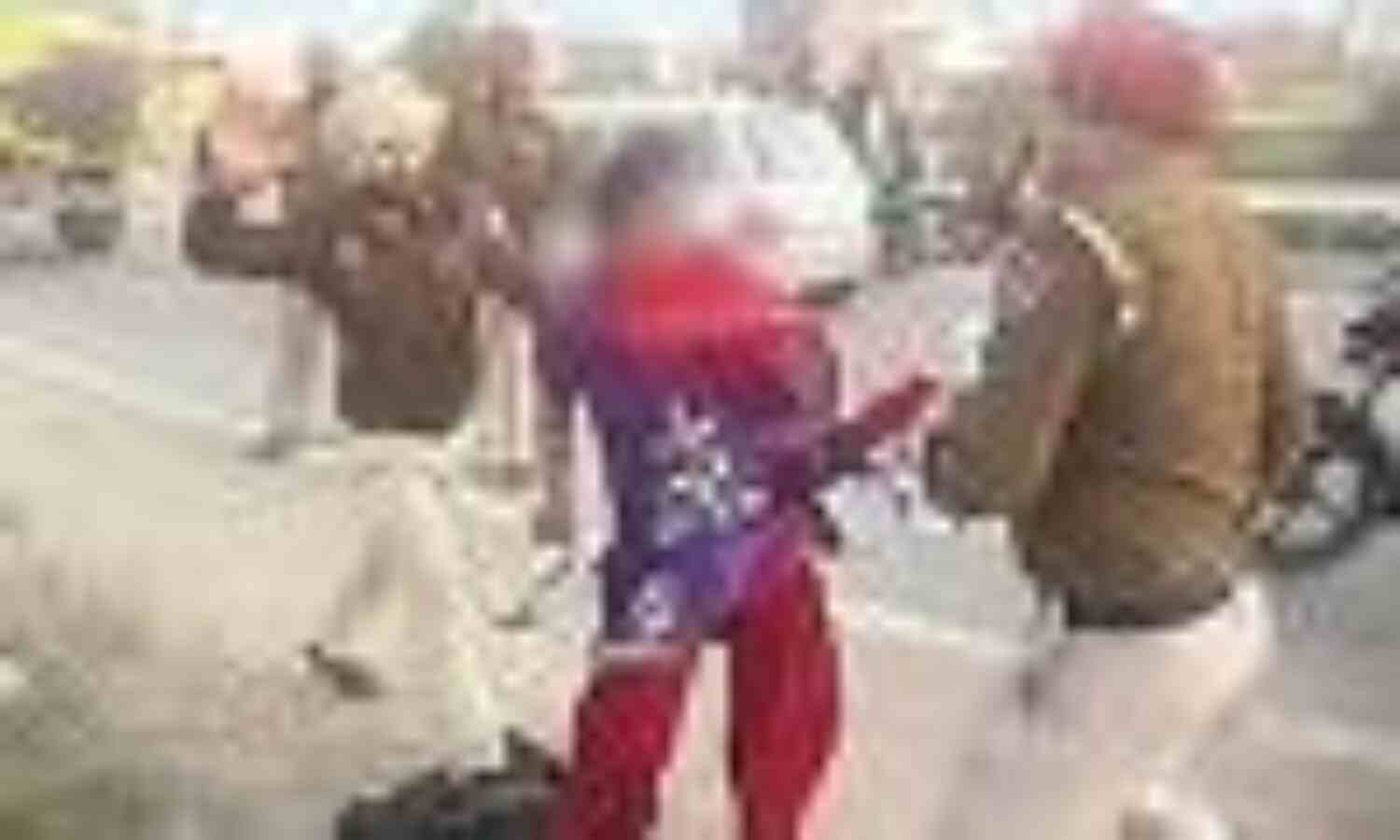 युवती को सरेआम पीटने वाले चार पुलिसकर्मी निलंबित युवती को सरेआम पीटने वाले चार पुलिसकर्मी निलंबित