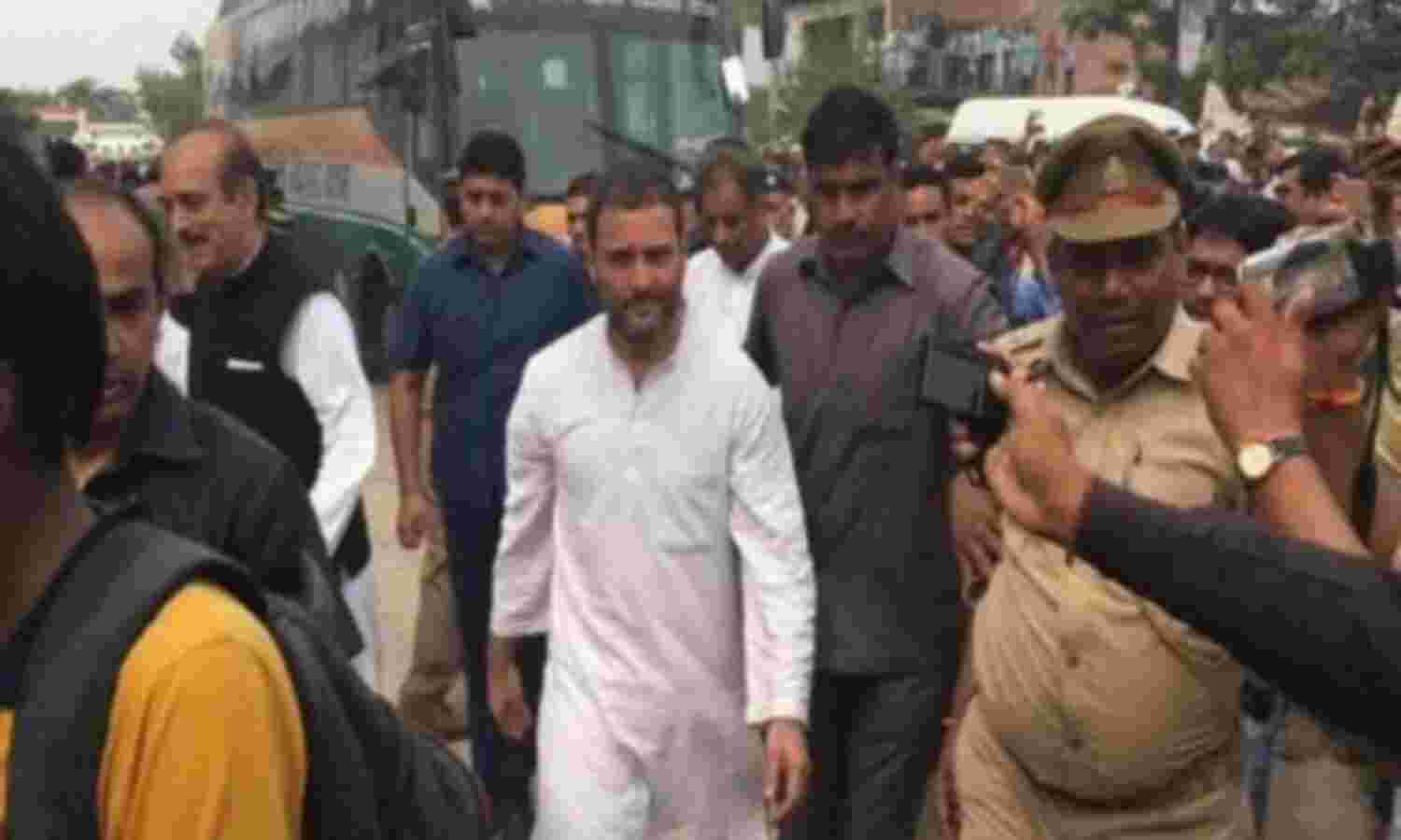 यूपी: सीतापुर में रोड शो के दौरान राहुल गांधी पर फेंका जूता यूपी: सीतापुर में रोड शो के दौरान राहुल गांधी पर फेंका जूता