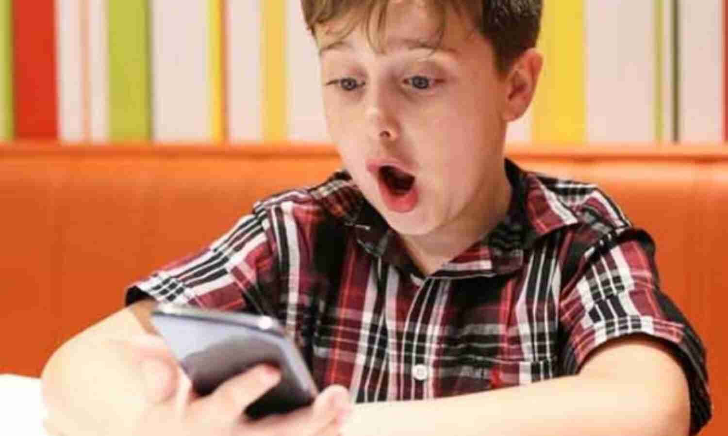 यदि आपका बच्चा भी बिताता है स्मार्टफोन पर ज्यादा समय तो हो जाये सावधान