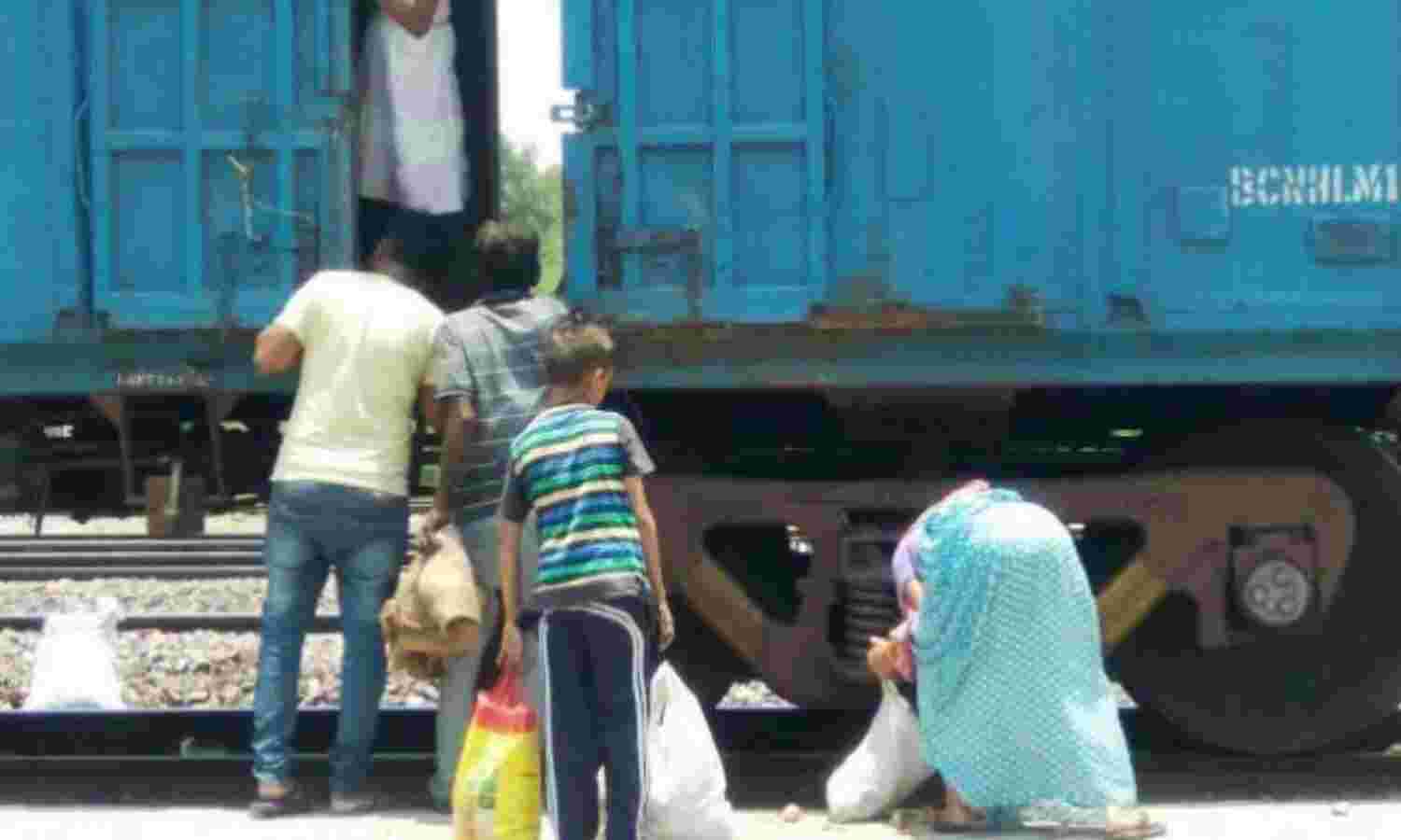 ये देखो प्याज के लिए पटरी पर दौड़ रहे हैं लोग