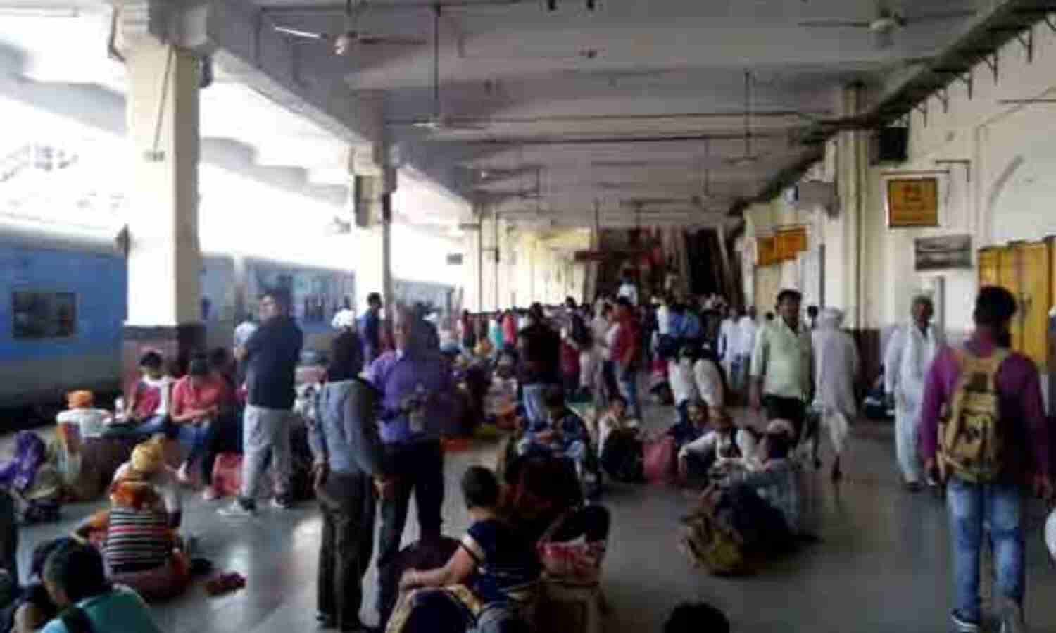 मनियां के पास चलते-चलते दो भागों में बंटी मालगाड़ी