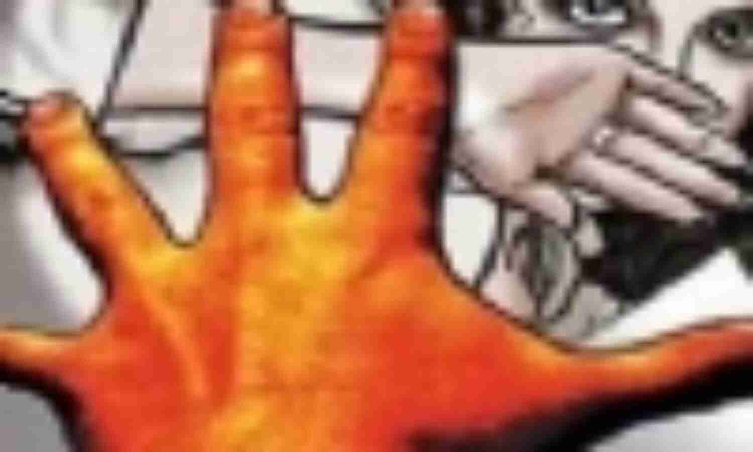 मुजफ्फरनगर में दंगा पीड़िता के साथ शरणार्थी शिविर में गैंगरेप मुजफ्फरनगर में दंगा पीड़िता के साथ शरणार्थी शिविर में गैंगरेप