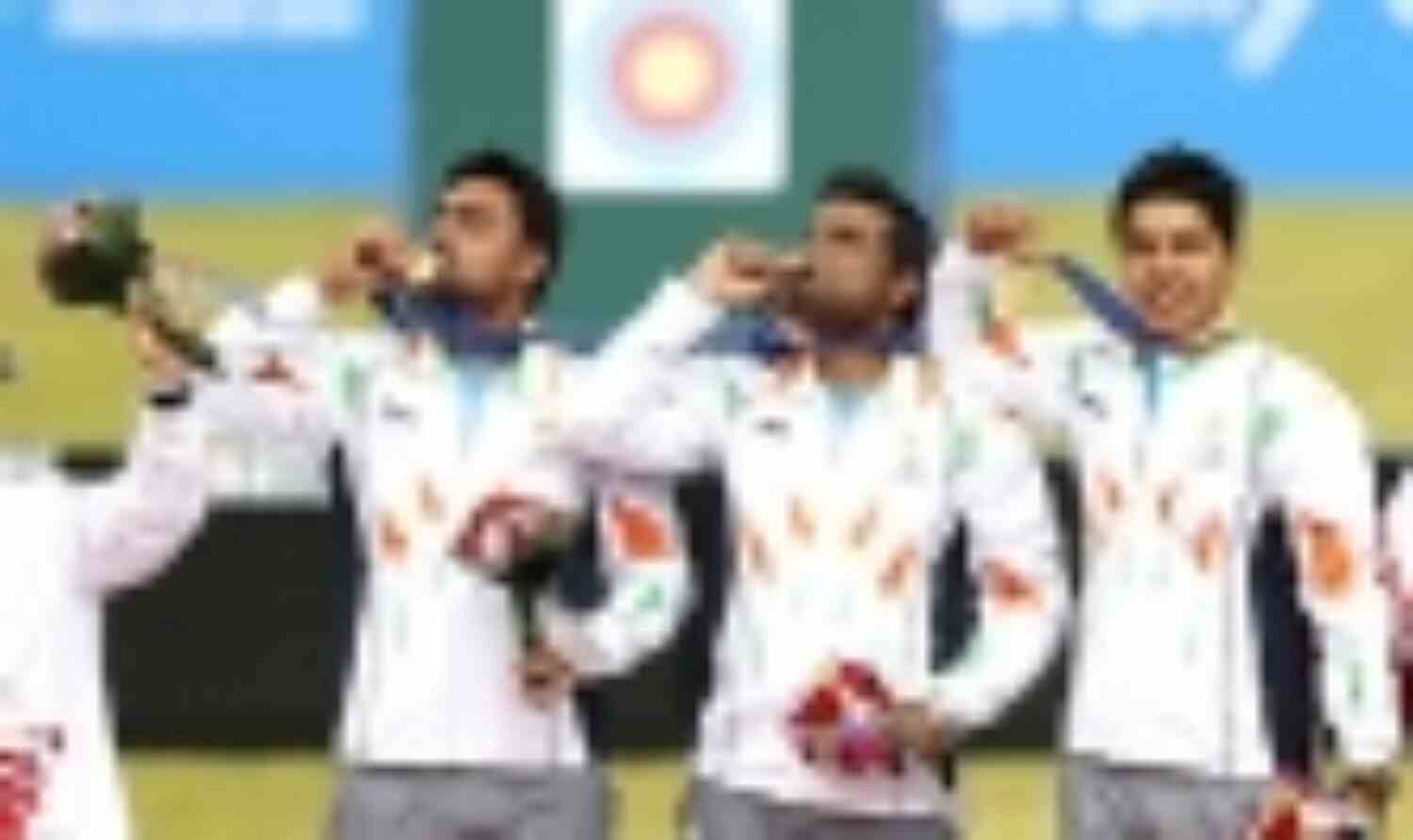 भारतीय पुरुष तीरंदाजी टीम ने जीता स्वर्ण, महिलाओं को कांस्य भारतीय पुरुष तीरंदाजी टीम ने जीता स्वर्ण, महिलाओं को कांस्य
