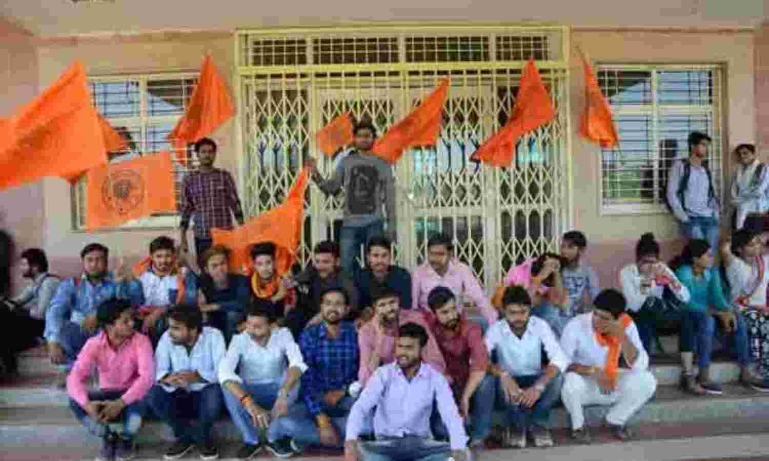 भारतमाता के चित्र को हटाने पर विवाद, अभाविप ने किया प्रदर्शन भारतमाता के चित्र को हटाने पर विवाद, अभाविप ने किया प्रदर्शन