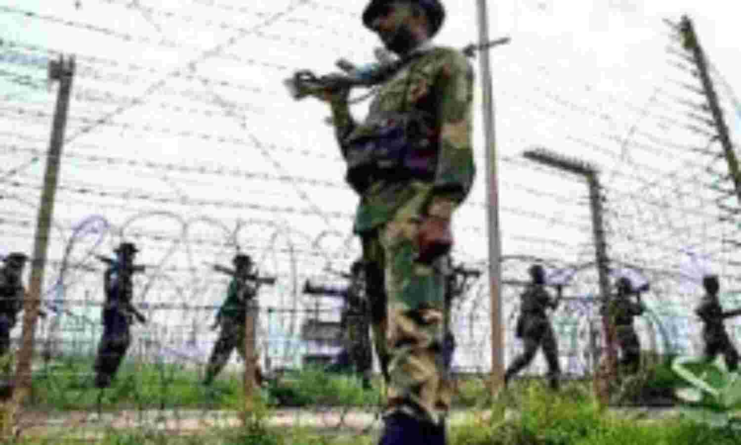 भारत-पाक सीमा पर बीएसएफ ने मार गिराए चार तस्कर भारत-पाक सीमा पर बीएसएफ ने मार गिराए चार तस्कर