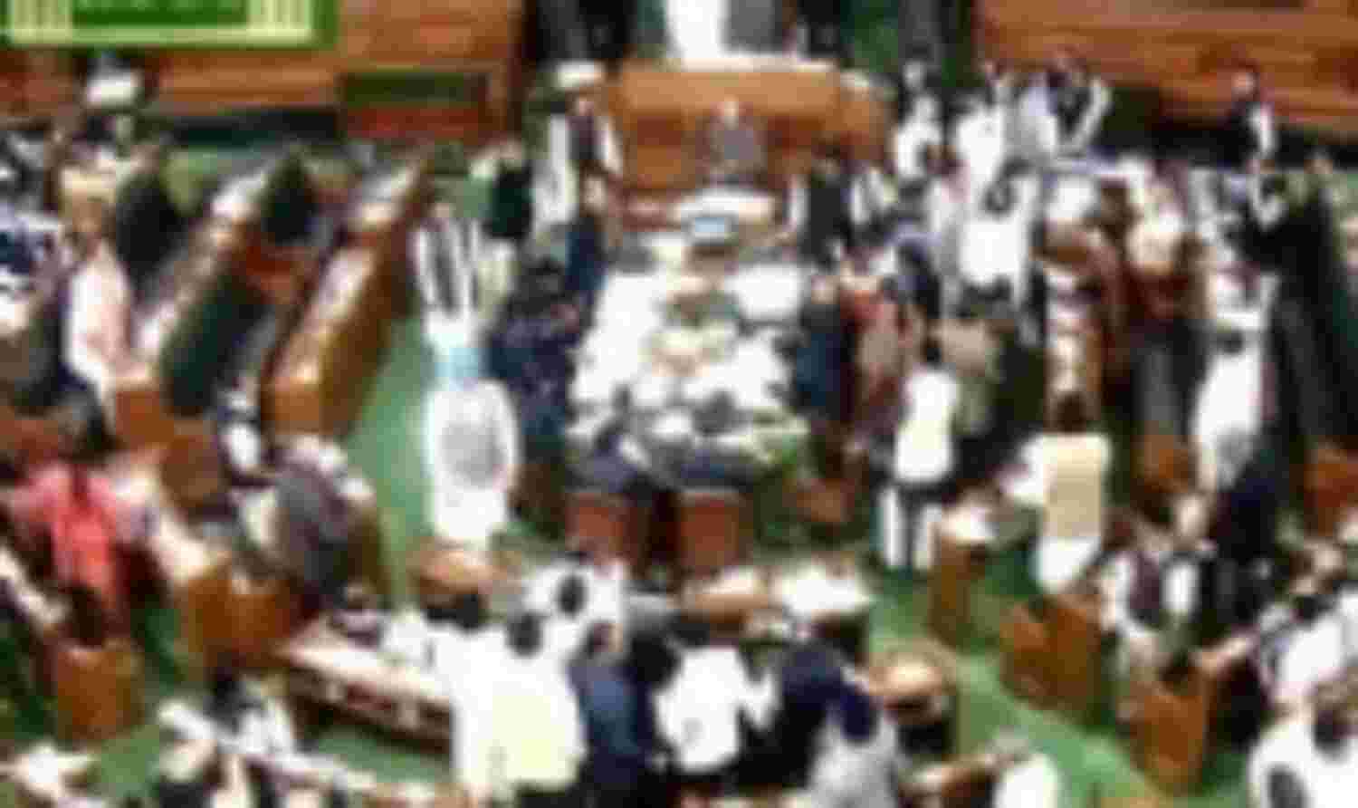 भाजपा सांसदों ने विरोध कर रहे कांग्रेस सांसदों को गुलाब दिया भाजपा सांसदों ने विरोध कर रहे कांग्रेस सांसदों को गुलाब दिया