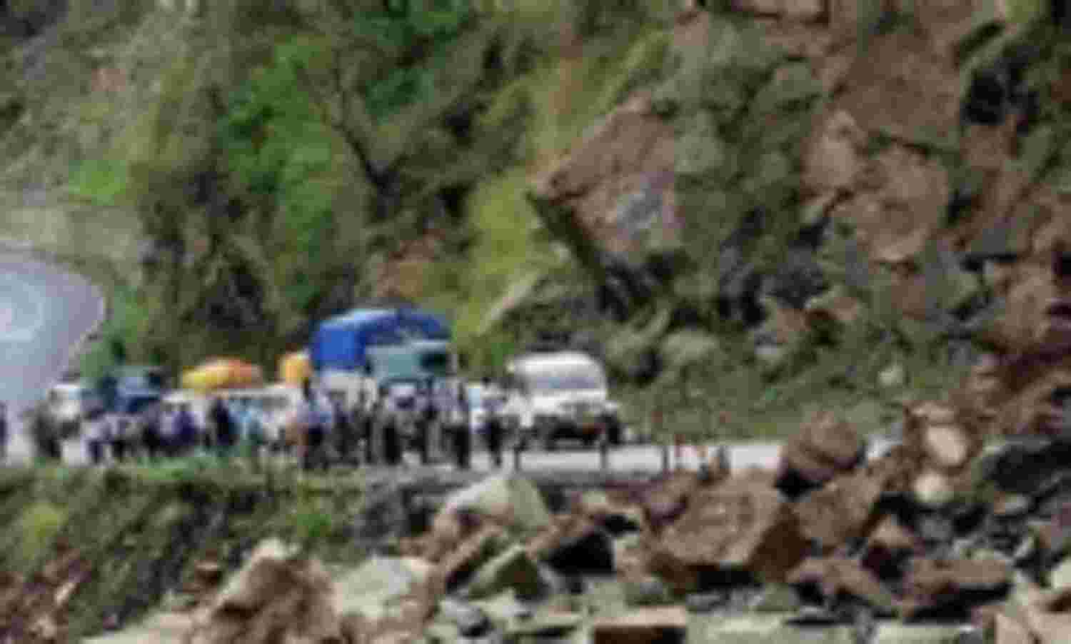 भूस्खलन से बद्रीनाथ में फंसे तीर्थयात्री भूस्खलन से बद्रीनाथ में फंसे तीर्थयात्री