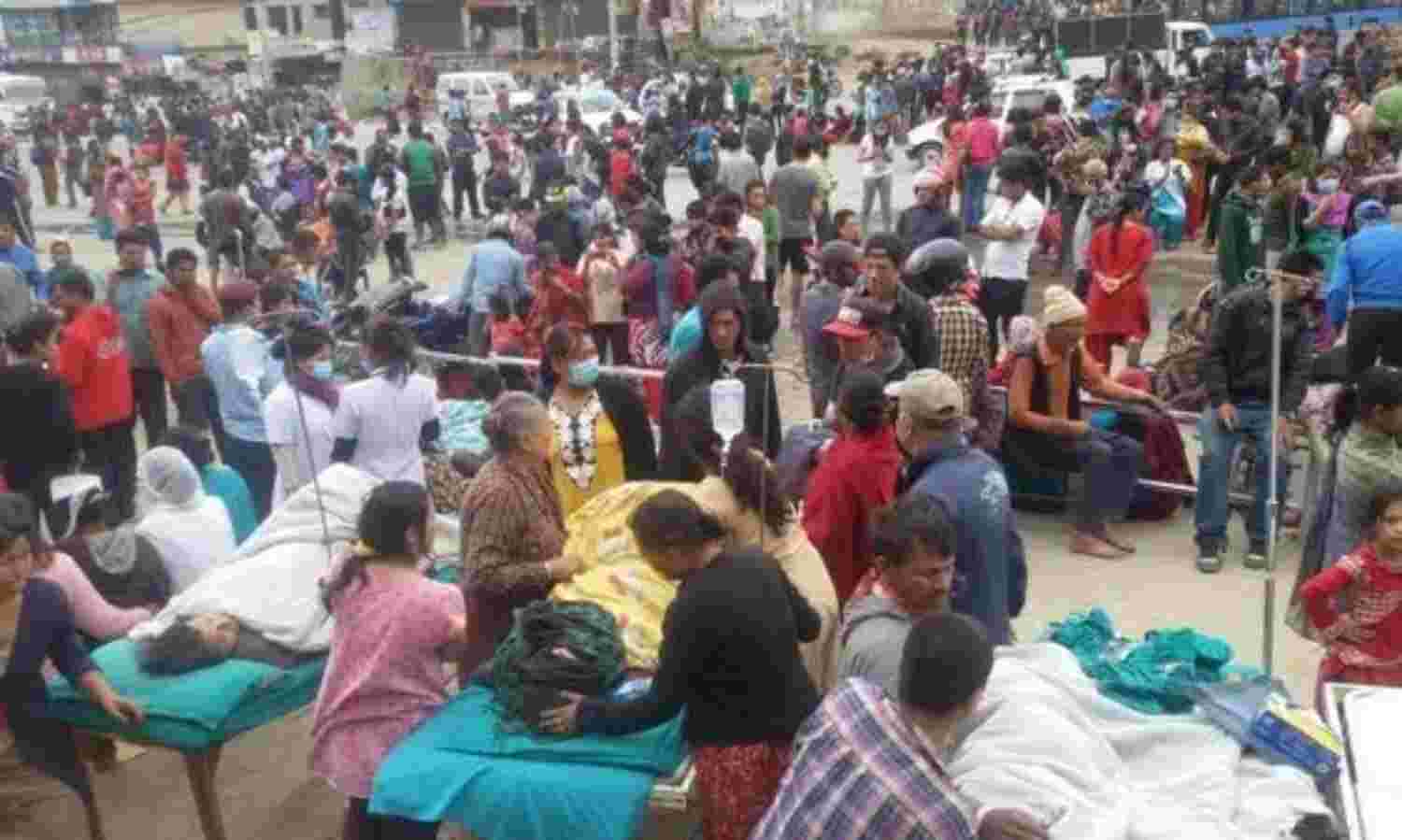 भूकंप के झटकों से फिर हिला नेपाल, मरने वालों की संख्या 5000 तक पहुंची भूकंप के झटकों से फिर हिला नेपाल, मरने वालों की संख्या 5000 तक पहुंची