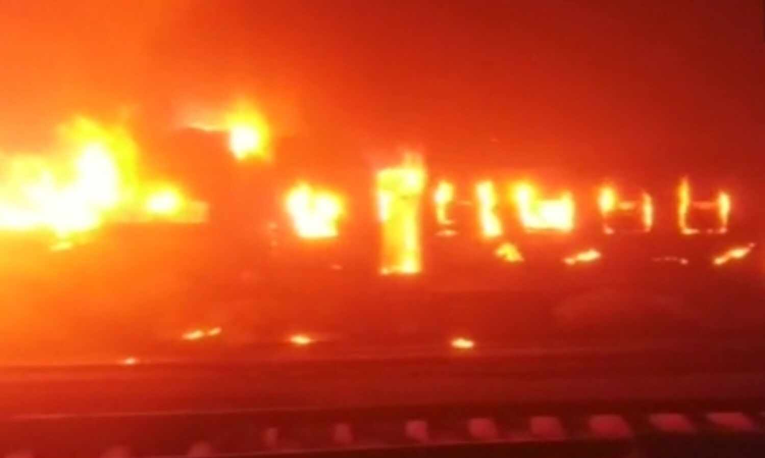 बिहार: मोकामा में पैसेंजर ट्रेन में लगी आग, कई बोगियां जलकर खाक बिहार: मोकामा में पैसेंजर ट्रेन में लगी आग, कई बोगियां जलकर खाक