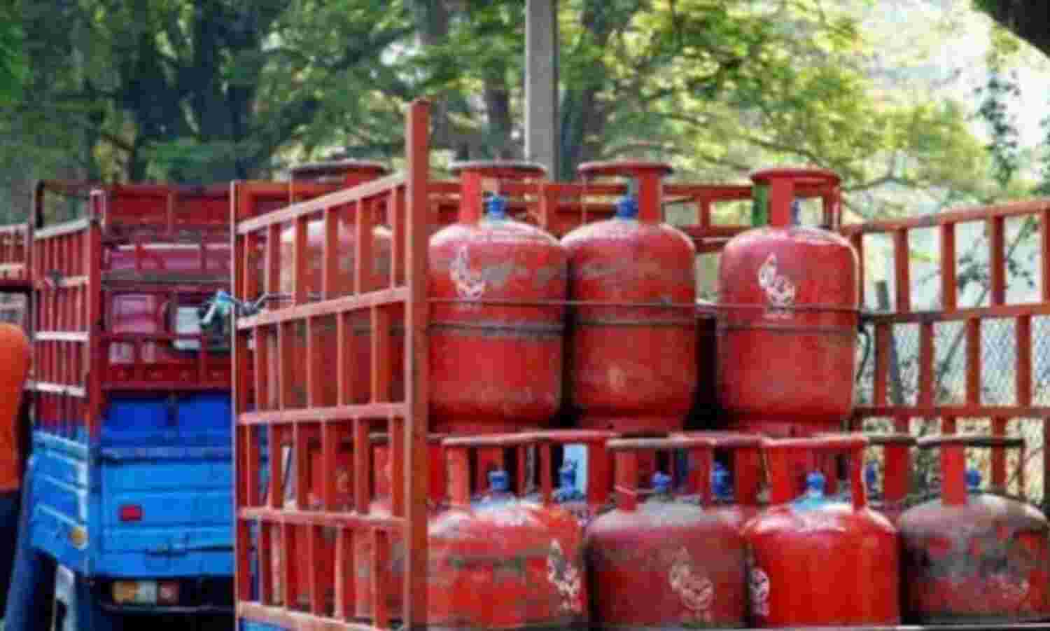 बिना सब्सिडी वाला गैस सिलेंडर 92 रुपए सस्ता बिना सब्सिडी वाला गैस सिलेंडर 92 रुपए सस्ता