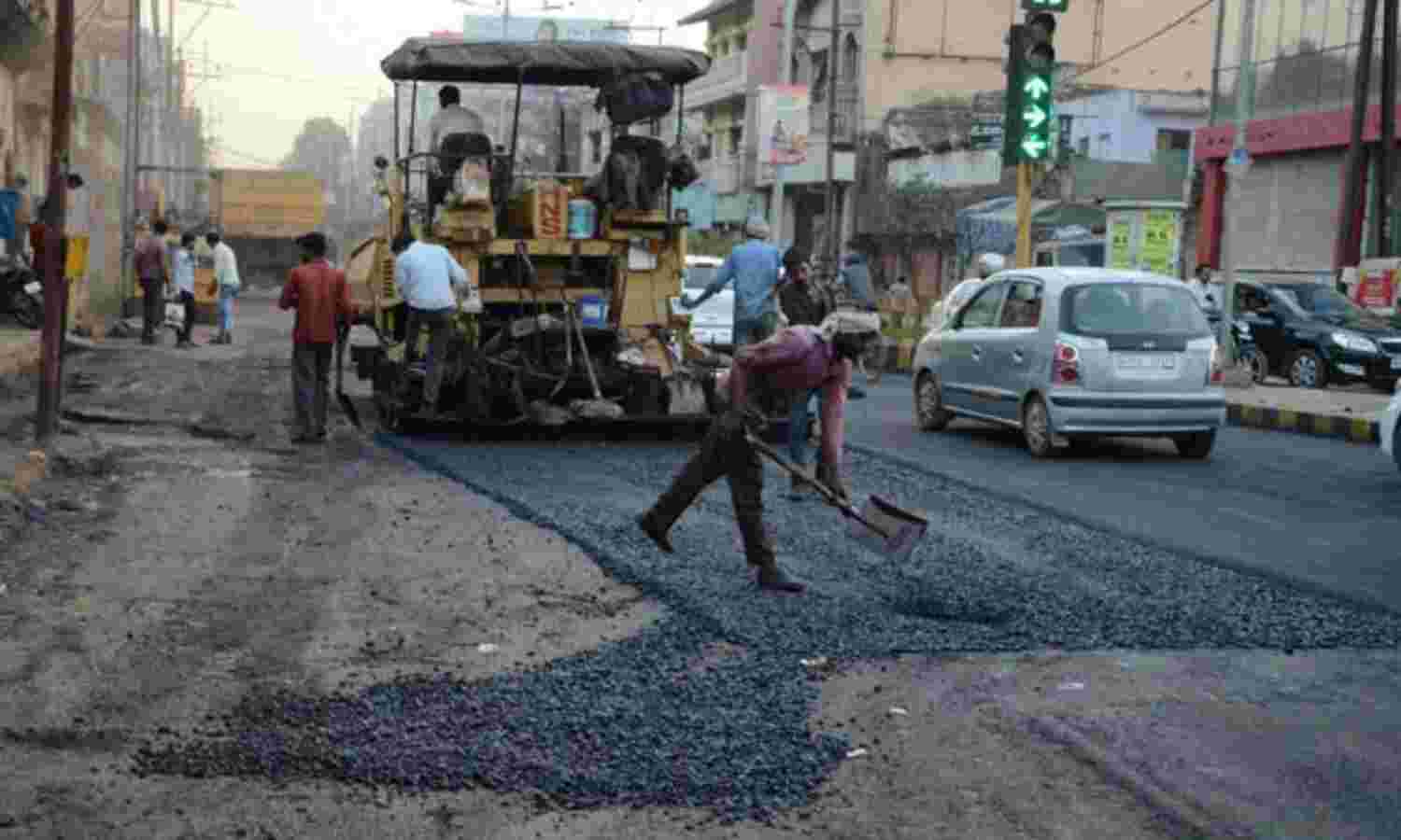 बिना योजना बन रही सड़क, सीवर डलने फिर उखड़ेगी