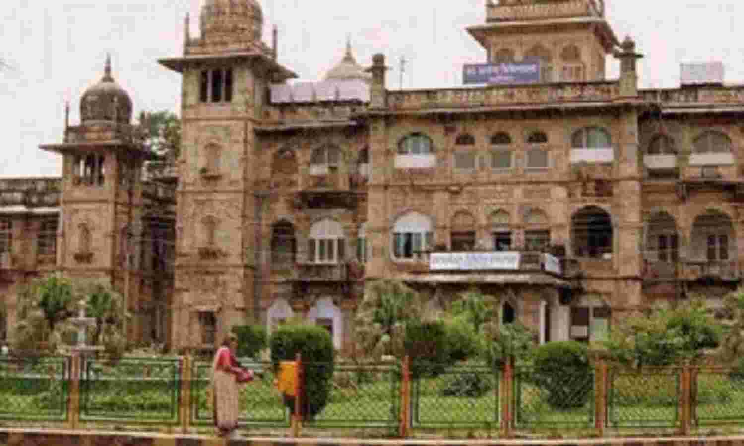 बिजली न होने से खुले में रखना पड़ा शव