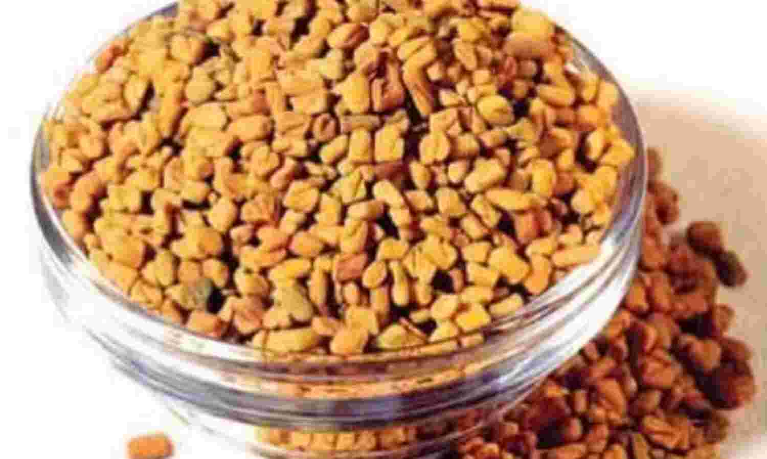 बालों को प्राकृतिक रूप से काला करती है मैथी