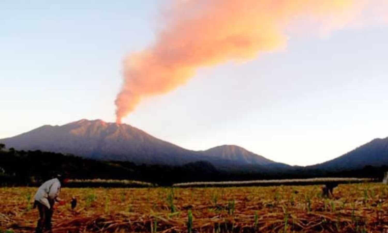 बाली द्वीप में एक ज्वालमुखी पर चेतावनी, लोगों को अन्यत्र जाने का आदेश