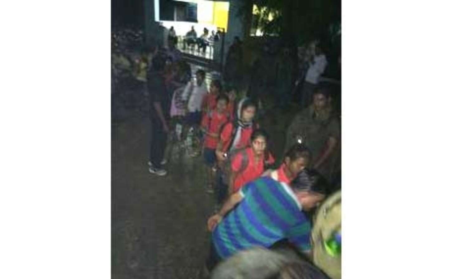 बारिश में बाढ़ से घिरी 540 छात्राओं को सेना ने सुरक्षित बाहर निकाला बारिश में बाढ़ से घिरी 540 छात्राओं को सेना ने सुरक्षित बाहर निकाला