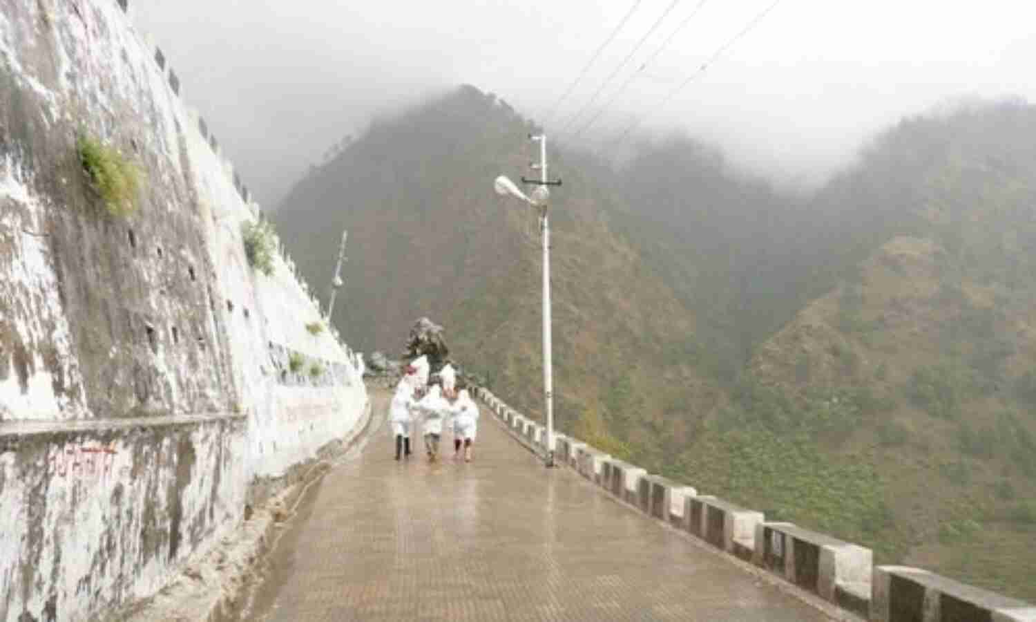 बारिश के चलते वैष्णो देवी में बढ़ी ठंड बारिश के चलते वैष्णो देवी में बढ़ी ठंड