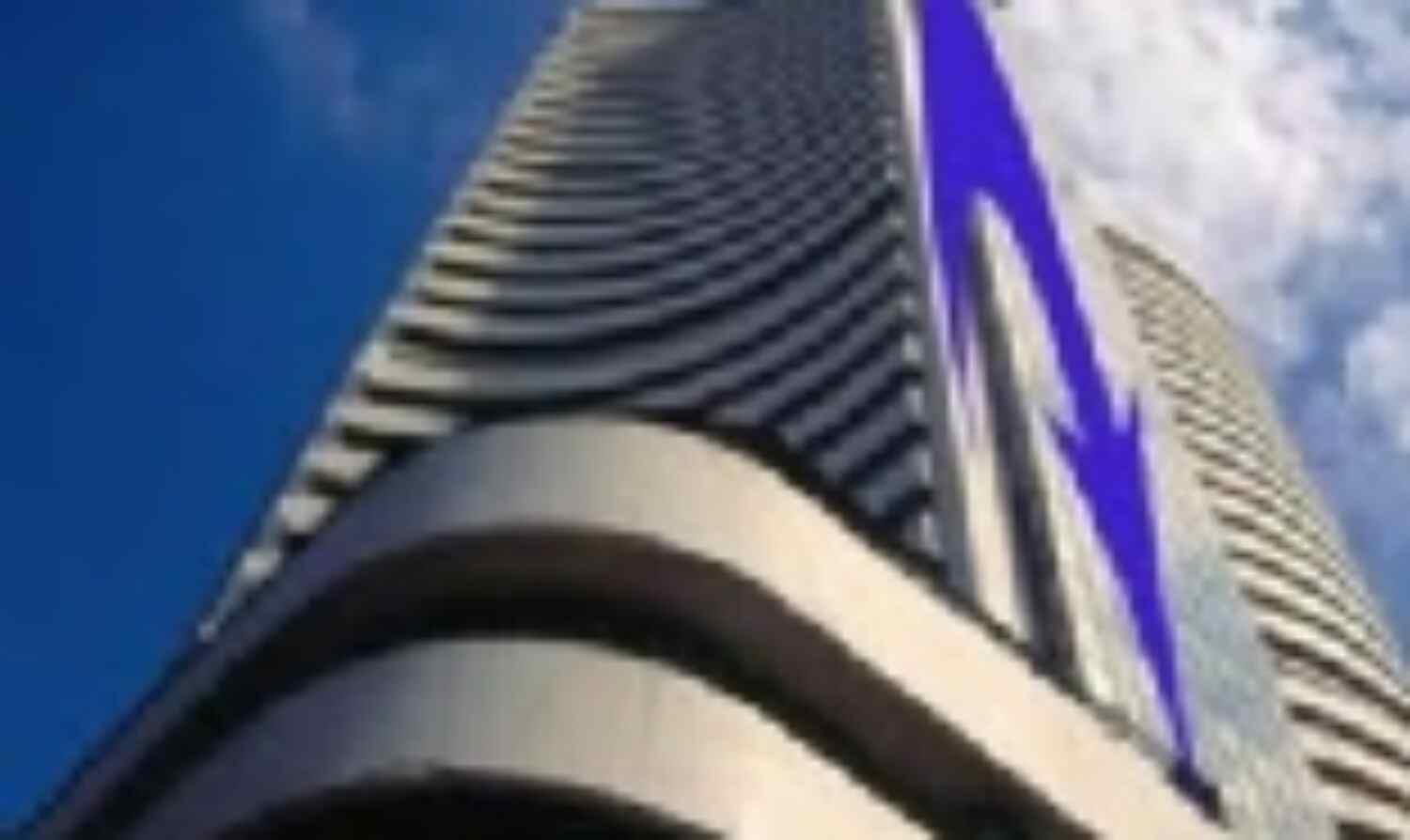 बाजार में भारी गिरावट, 700 अंक टूटा