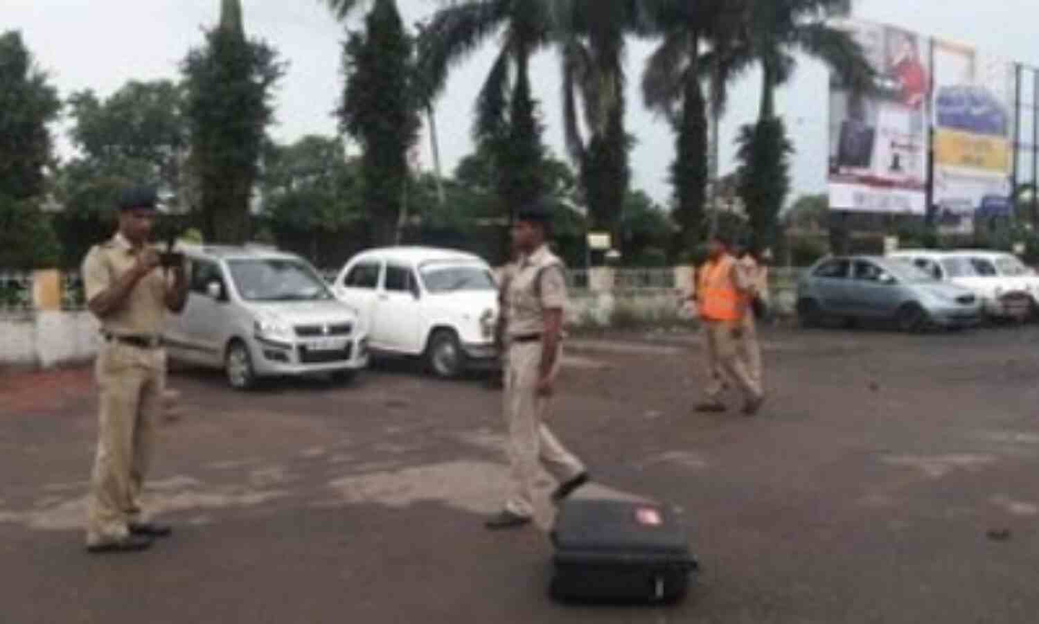 बांकुड़ा रेलवे स्टेशन पर ट्रेन के नीचे बम मिलने से फैली सनसनी बांकुड़ा रेलवे स्टेशन पर ट्रेन के नीचे बम मिलने से फैली सनसनी