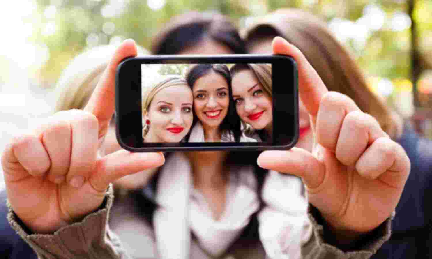 बेहतरीन सेल्फी लेने के लिए अपनाये ये टिप्स बेहतरीन सेल्फी लेने के लिए अपनाये ये टिप्स