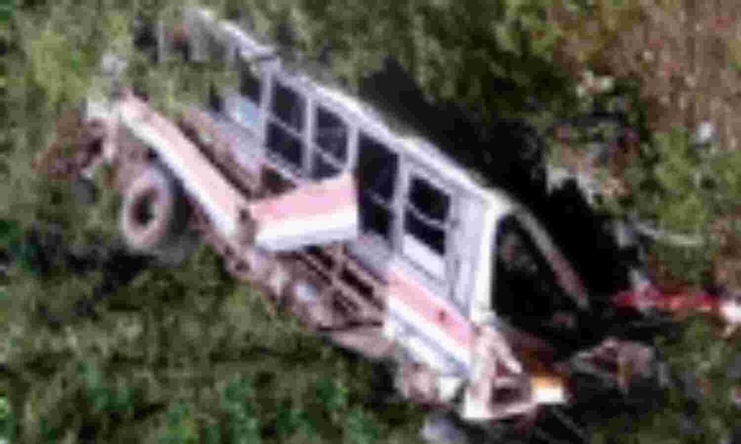 बस खाई में गिरी, 35 के मरने की आशंका