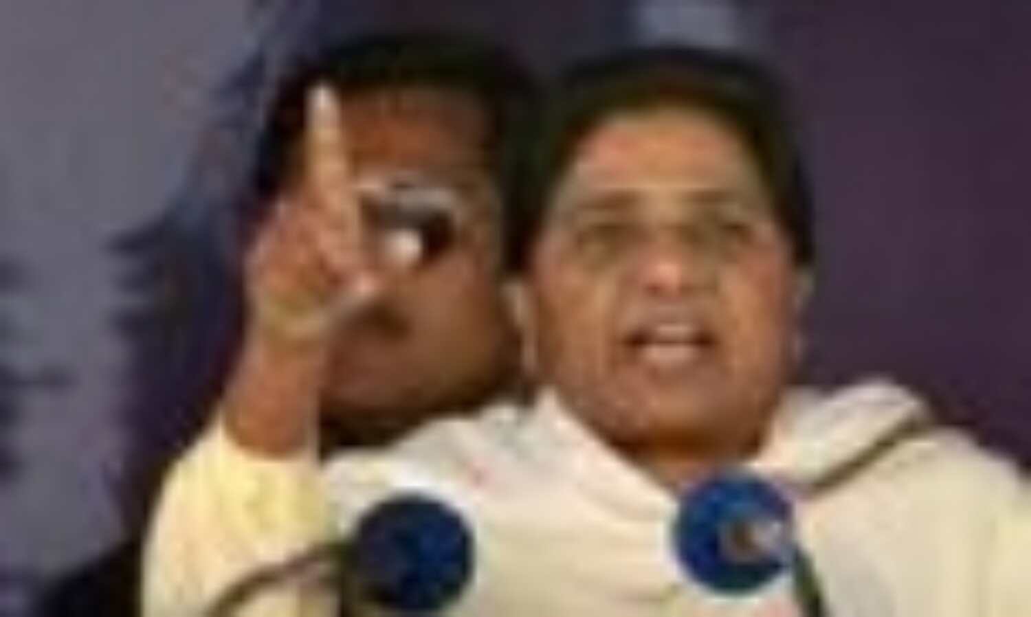 बदायूं गैंगरेप: पीड़ित परिवार से मिलीं मायावती बदायूं गैंगरेप: पीड़ित परिवार से मिलीं मायावती