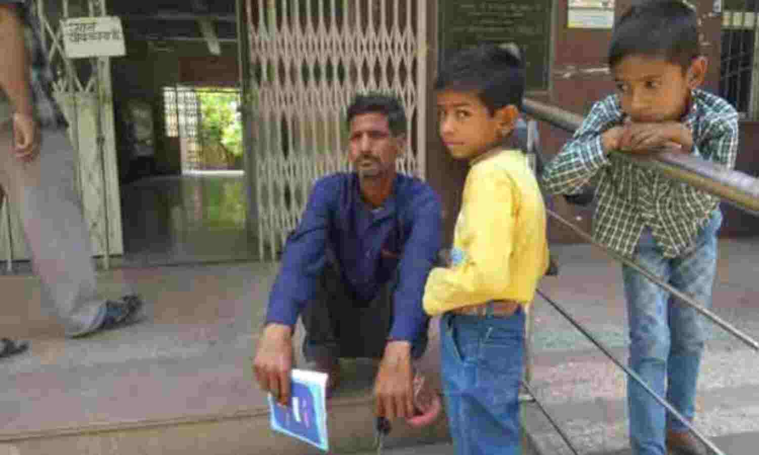 बेटों को रेबीज का इंजेक्शन लगवाने दो दिन से पिता काट रहा चक्कर