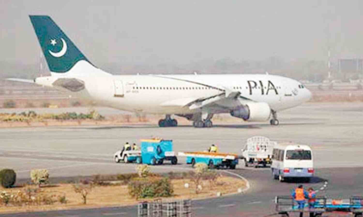 फ्लाइट से उतार यात्रियों से कहा, बस से जाओ फ्लाइट से उतार यात्रियों से कहा, बस से जाओ