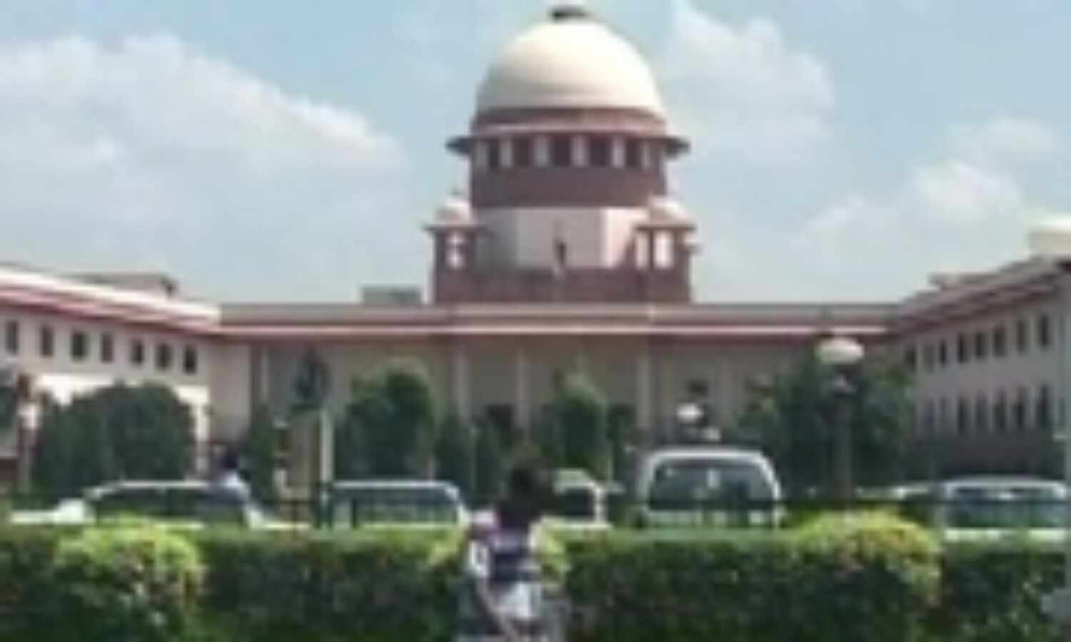 फरार अभियुक्त अग्रिम जमानत का हकदार नहीं: उच्चतम न्यायालय फरार अभियुक्त अग्रिम जमानत का हकदार नहीं: उच्चतम न्यायालय