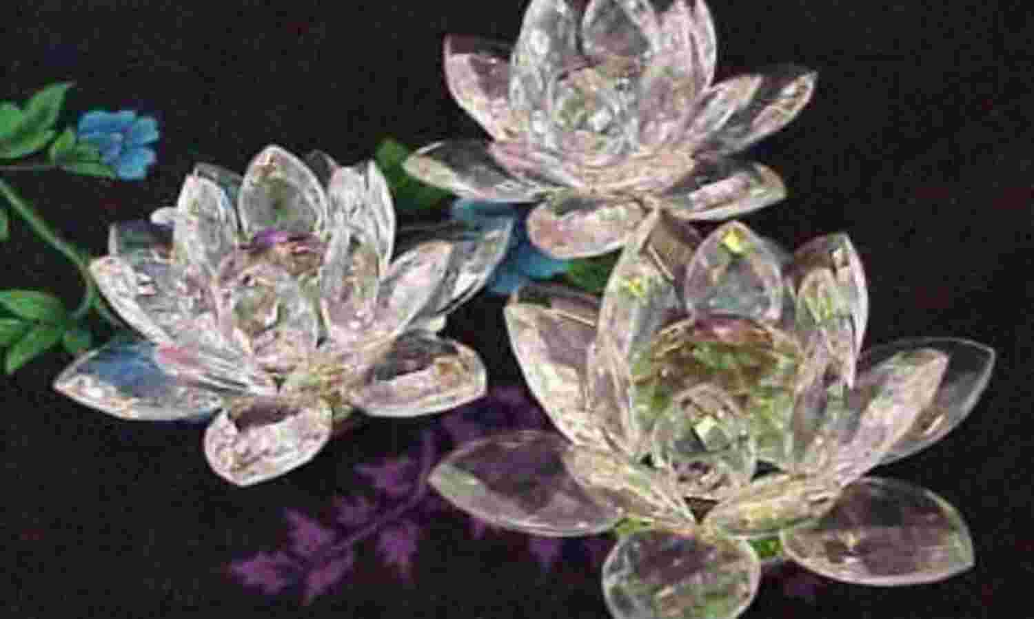 फेंगसुई में लोटस क्रिस्टल सकारात्मकता का प्रतीक