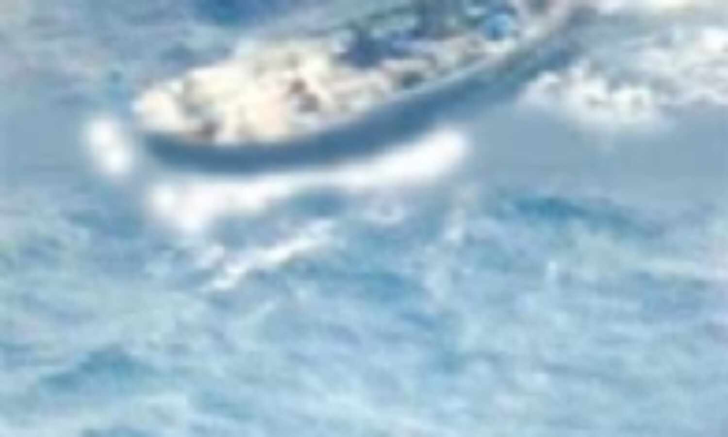 पोरबंदर के करीब दिखी संदिग्ध पाकिस्तानी बोट, पीछा करने पर किया धमाका पोरबंदर के करीब दिखी संदिग्ध पाकिस्तानी बोट, पीछा करने पर किया धमाका