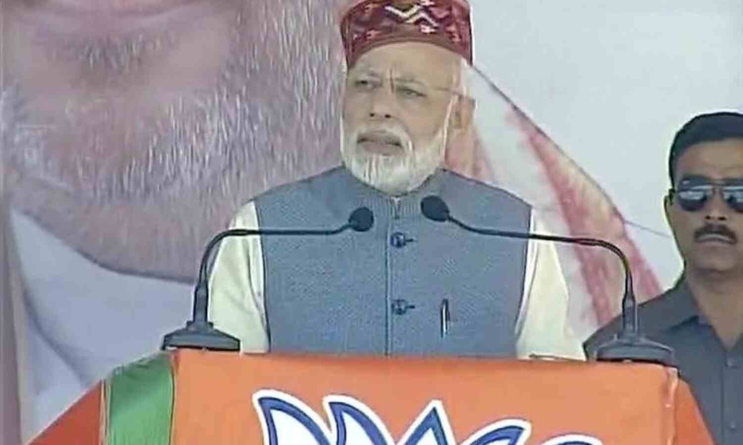 पीएम रैली के बाद भाजपा कार्यकर्ताओं ने की रिज मैदान पर सफाई