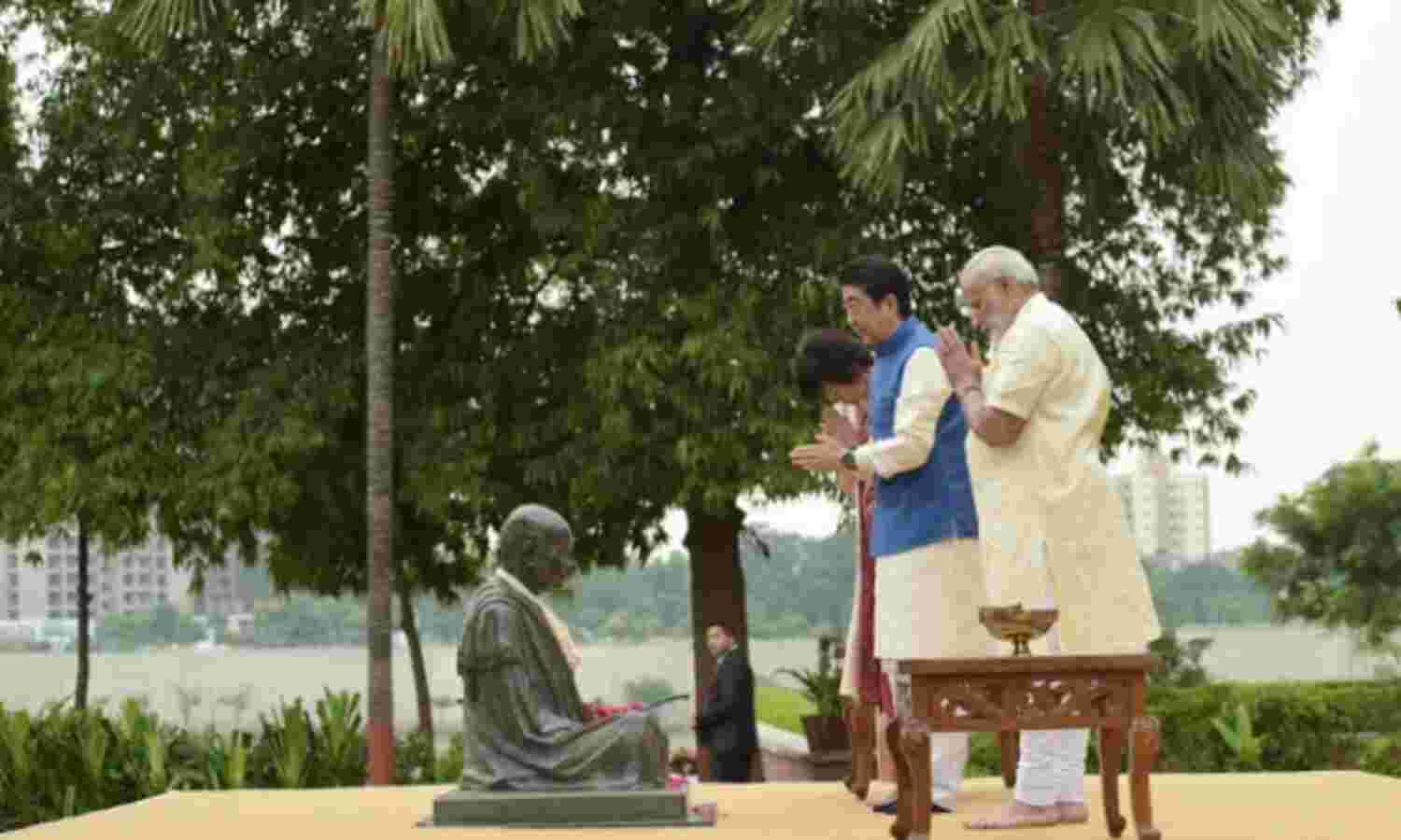 पीएम मोदी - शिंजो आबे पहुंचे साबरमती आश्रम, देखें वीडियो