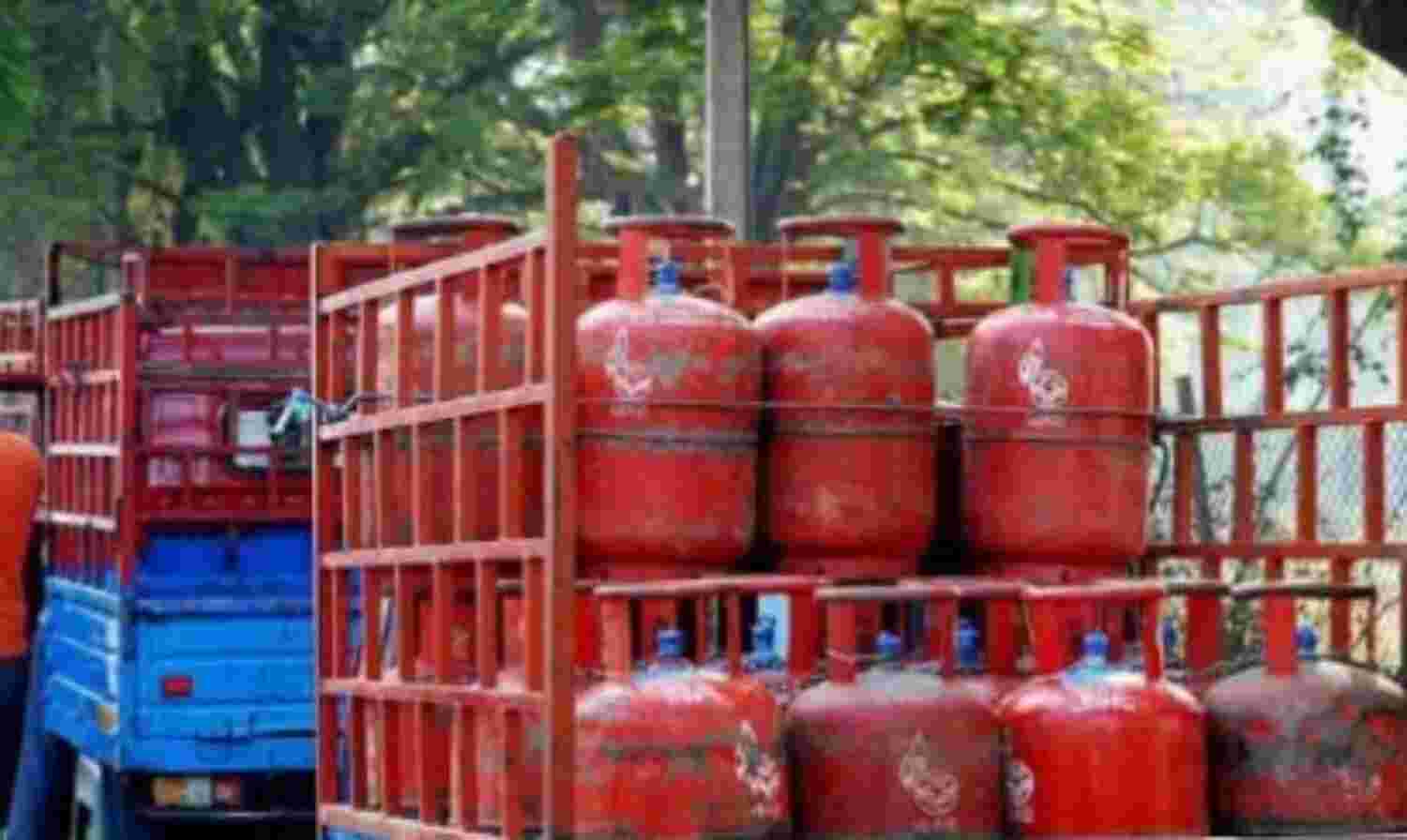 पिछले दो साल में एलपीजी सिलिंडर की सब्सिडी छोड़ने से हुई 21,000 करोड़ की बचत पिछले दो साल में एलपीजी सिलिंडर की सब्सिडी छोड़ने से हुई 21,000 करोड़ की बचत