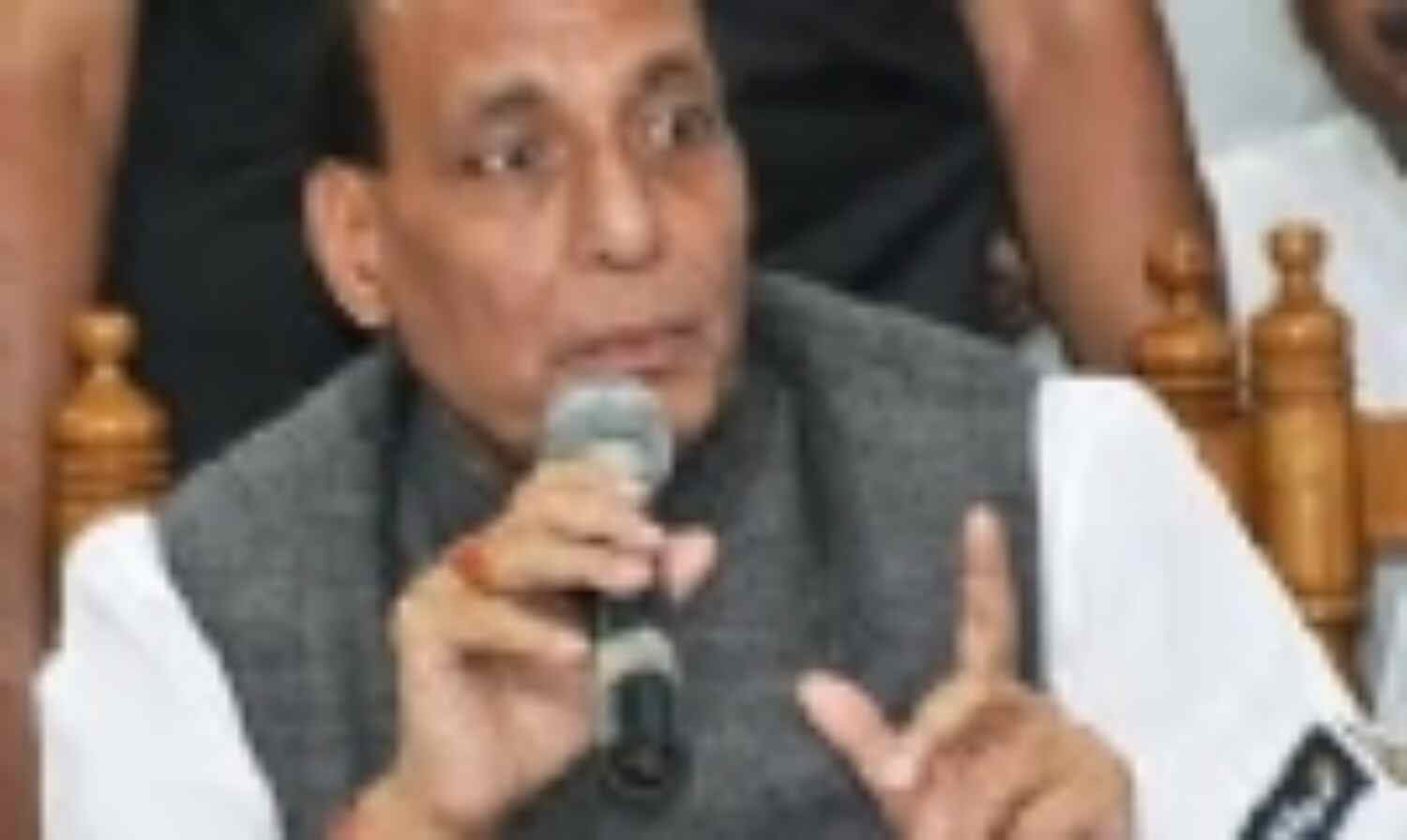 पाकिस्तानी नौका में सवार लोग संदिग्ध आतंकवादी थे : राजनाथ पाकिस्तानी नौका में सवार लोग संदिग्ध आतंकवादी थे : राजनाथ