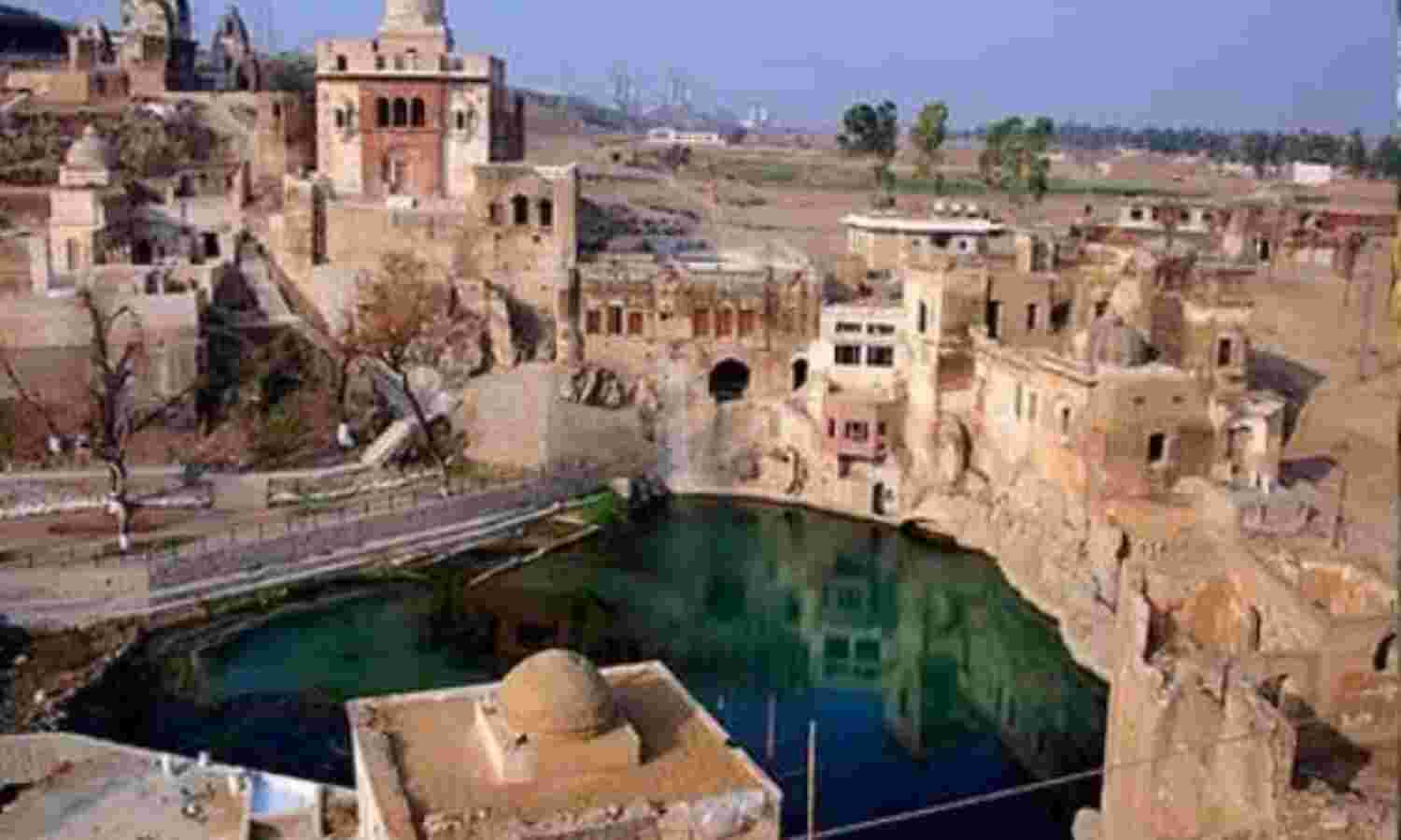 पाकिस्तान में 20 साल बाद मिली मंदिर में पूजा इजाजत