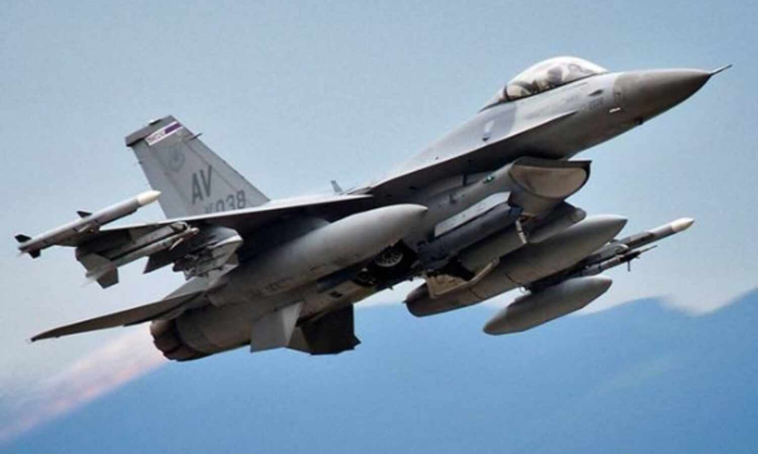 पाकिस्तान खुद से ही ख़रीदे एफ 16 लड़ाकू विमान