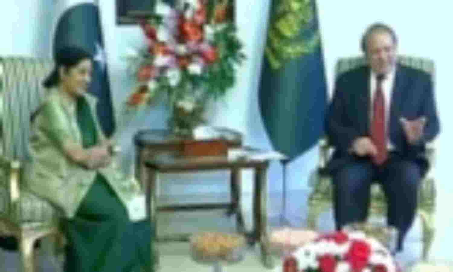 पाकिस्तान के पीएम नवाज शरीफ से मिलीं सुषमा स्वराज