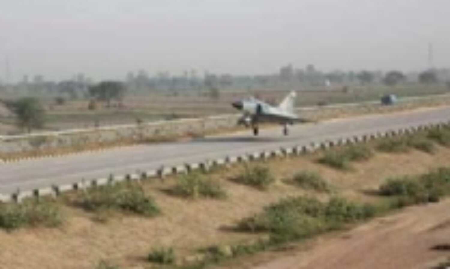 पाक से युद्ध हुआ तो 8 हाईवे को रनवे बना देगी भारतीय वायुसेना पाक से युद्ध हुआ तो 8 हाईवे को रनवे बना देगी भारतीय वायुसेना