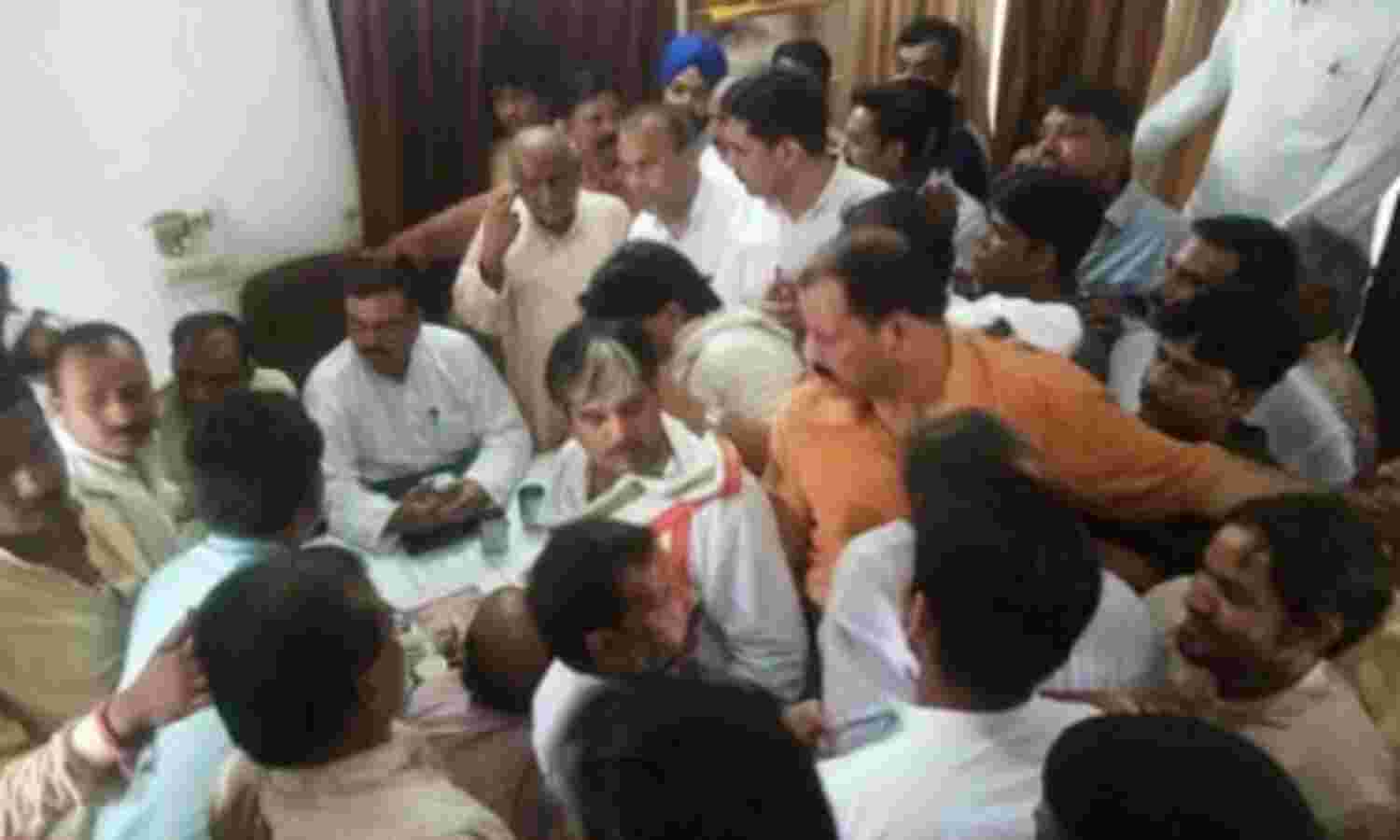 पहली बार कांग्रेसियों ने लगाए ज्योतिरादित्य मुर्दाबाद के नारे पहली बार कांग्रेसियों ने लगाए ज्योतिरादित्य मुर्दाबाद के नारे