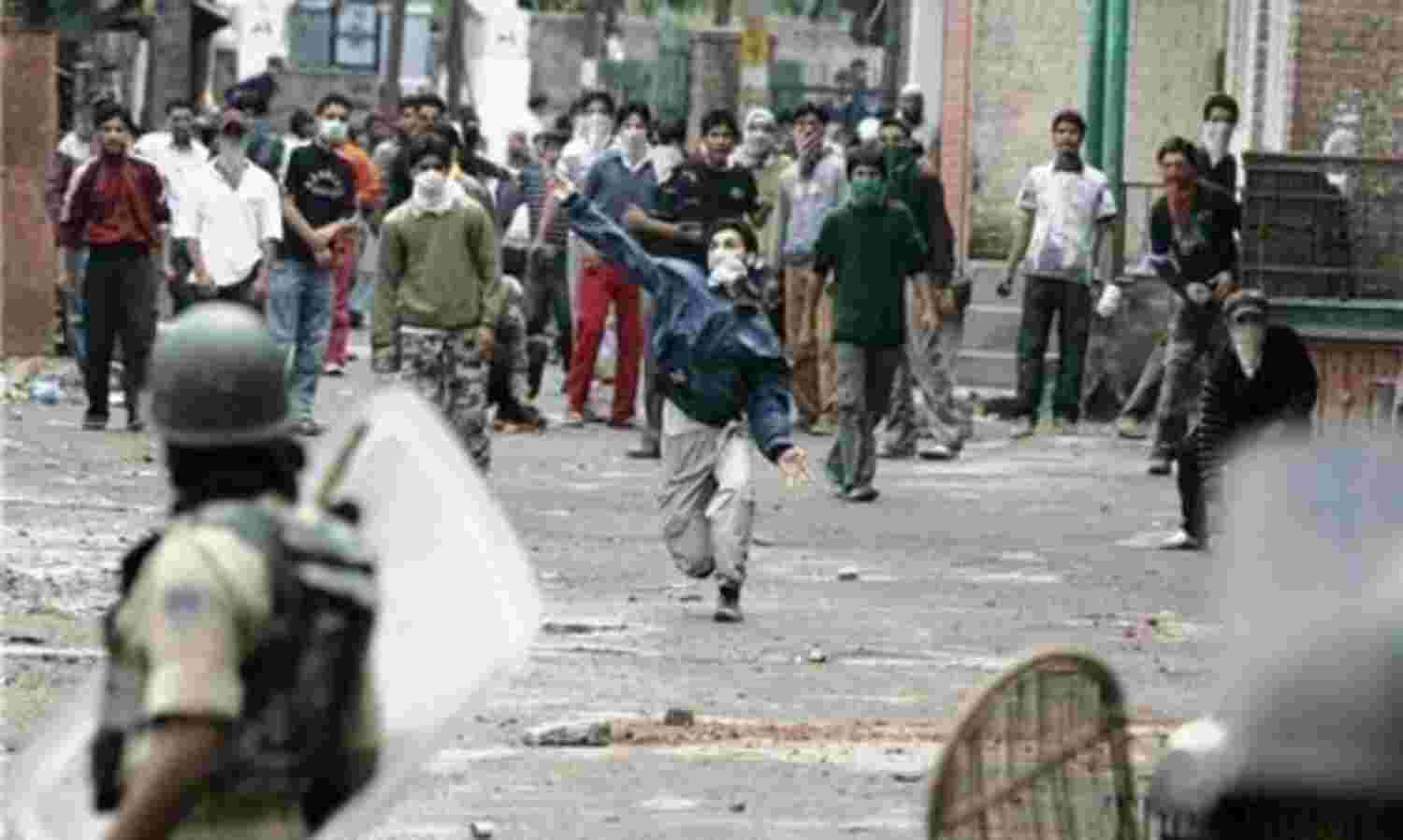 पश्चिम बंगाल में फेसबुक पर आपत्तिजनक पोस्ट के बाद हिंसा फैली, धारा 144 लागू